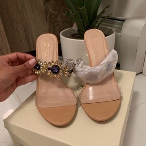 Who ever gets this beautiful heels are sooo lucky!